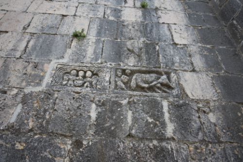 Relieves del muro en el monasterio de Benifassa